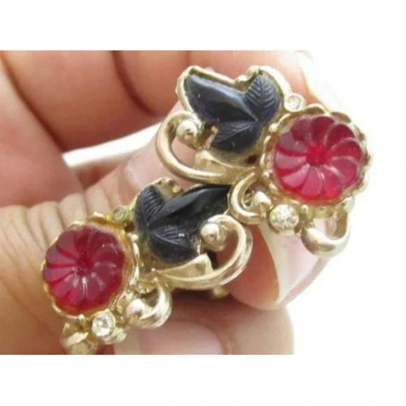 Vintage Designer Signed Older Coro Red & Black Glass Flowers SB Earrings - Picture 4 of 5